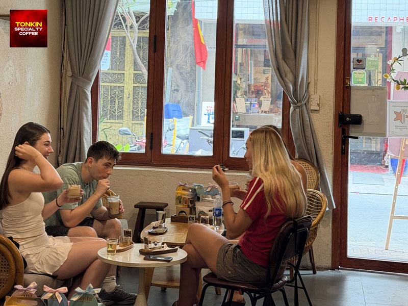 Trải nghiệm cà phê trung tâm TP.HCM cùng Tonkin Coffee