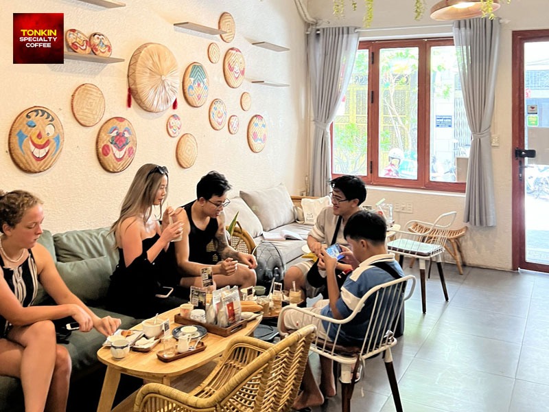 Trải nghiệm cà phê trung tâm TP.HCM cùng Tonkin Coffee